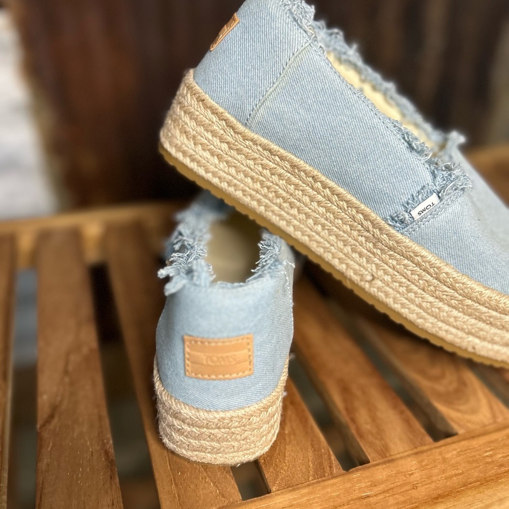NWOT- TOMS Women’s Espadrille Slip on Shoes Light Blue Denim Frayed Edges - Picture 3 of 9